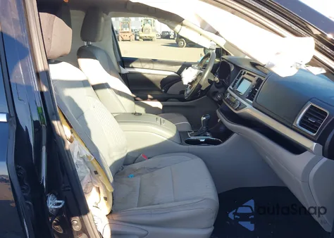 2015 Toyota Highlander Le Plus V6 z USA, uszkodzony, nr VIN 5TDZKRFH2FS103493